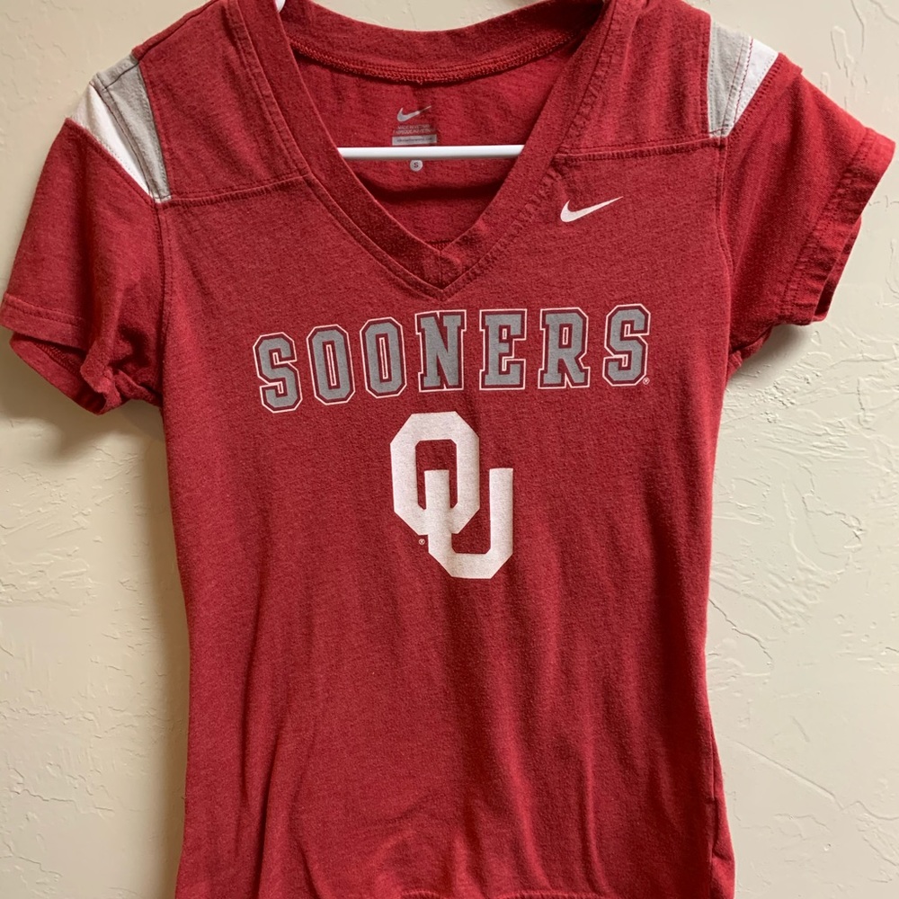 Women’s Nike OU Sooners shirt.